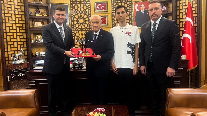 TÜRKHAN İHA PROTOTİPİ DEVLET BAHÇELİ’YE TAKDİM EDİLDİ
