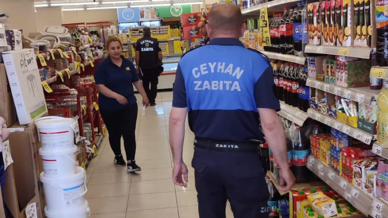 CEYHAN BELEDİYESİ ZABITASI ZİNCİR MARKETLERİ DENETLEDİ