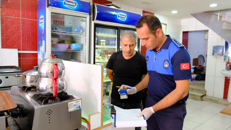 CEYHAN BELEDİYESİ ZABITA MÜDÜRLÜĞÜ’NDEN GIDA GÜVENLİĞİ DENETİMİ