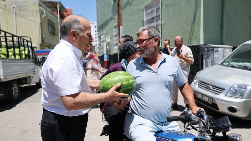 BAŞKAN DEMİRÇALI HALKA ÜCRETSİZ KARPUZ DAĞITTI