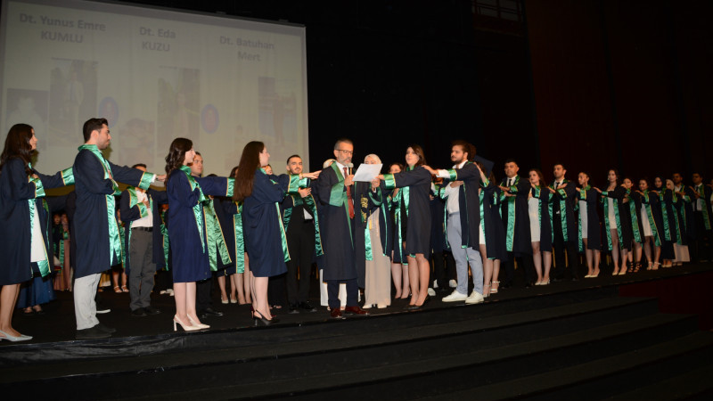 ÇÜ’DE 99 DİŞ HEKİMİ YEMİN İÇEREK MEZUN OLDU