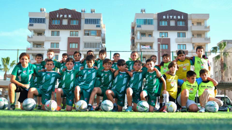 CEYHAN BELEDİYESİ’NİN ÜCRETSİZ FUTBOL KURSLARI YOĞUN İLGİ GÖRÜYOR