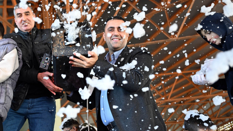 Kozay, çocuklar için Toroslardan kar getirtti