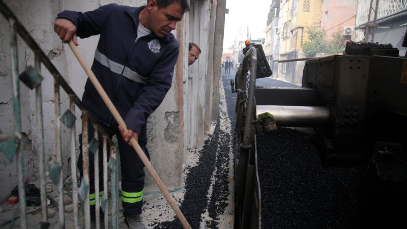 SEYHAN’DA ASFALT SEFERBERLİĞİ HIZ KESMEDEN DEVAM EDİYOR
