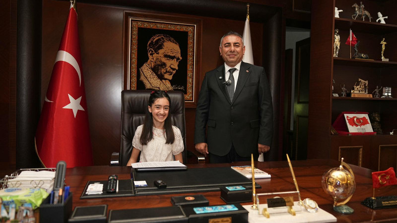 KÜÇÜK YAZAR ZEYNEP DEMİR, BÜYÜKŞEHİR KOLTUĞUNA OTURDU