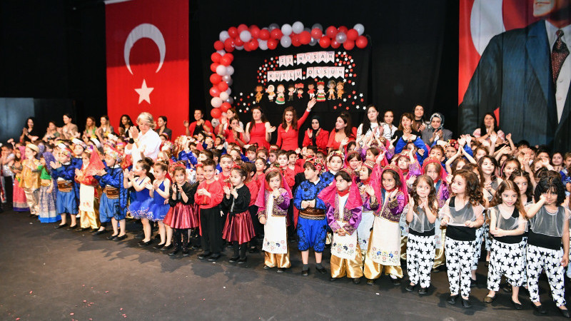 ÇUKUROVA’DA BÜYÜLEYİCİ 23 NİSAN KUTLAMASI 