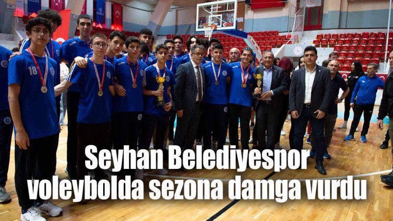 Şampiyon voleybolcuların kupalarını Başkan Akay verdi