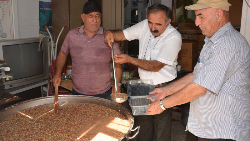 Dersimliler Derneği’nin aşure etkinliğine yoğun ilgi..