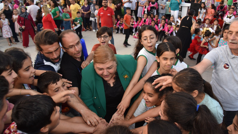 Ceyhanlı çocuklar Kent Meydanı’nda coştu