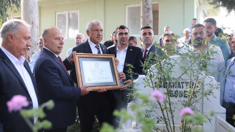 YÜREĞİR’DE 35 YIL SONRA AYNI “ZAFER” FOTOĞRAFI