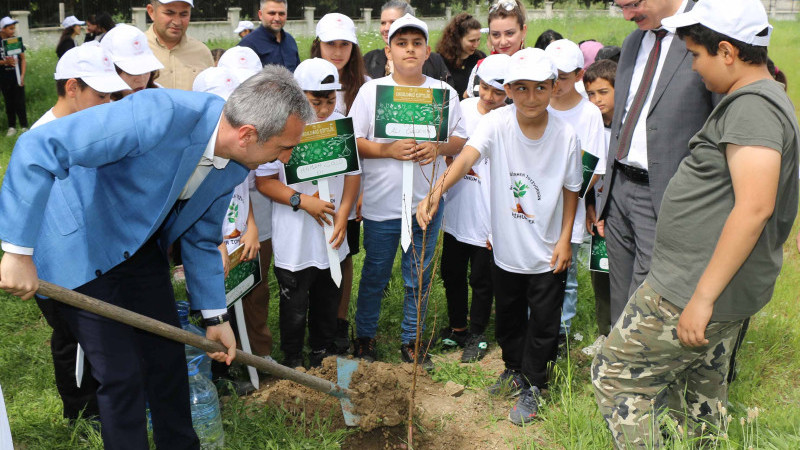 ÖĞRENCİLER TARIMI OKUL ÇİFTLİĞİNDE ÖĞRENİYOR