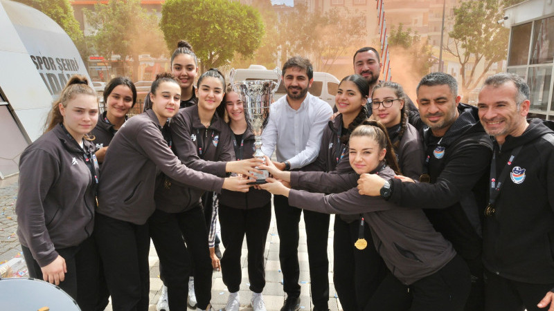 BÜYÜKŞEHİR'İN KIZLARI KUPAYLA DÖNDÜ