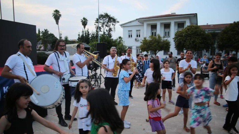 Ceyhan Belediyesi'nden çocuklara karne hediyesi
