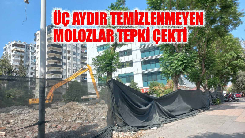 ÜÇ AYDIR TEMİZLENMEYEN İNŞAAT KALINTILARI TEPKİ ÇEKTİ