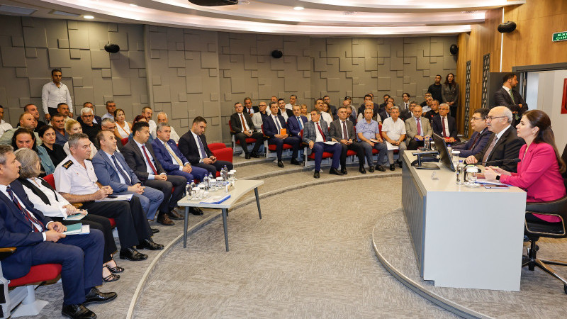 VALİ KÖŞGER ÇUKUROVA İLÇESİNİN MUHTARLARIYLA BİR ARAYA GELDİ