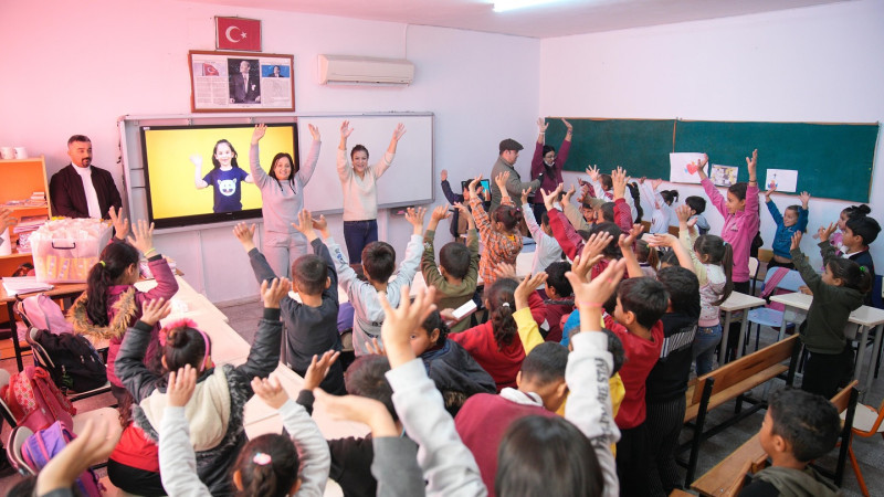 SEYHANLI ÇOCUKLARIN PATLAMIŞ MISIR EŞLİĞİNDE FİLM KEYFİ