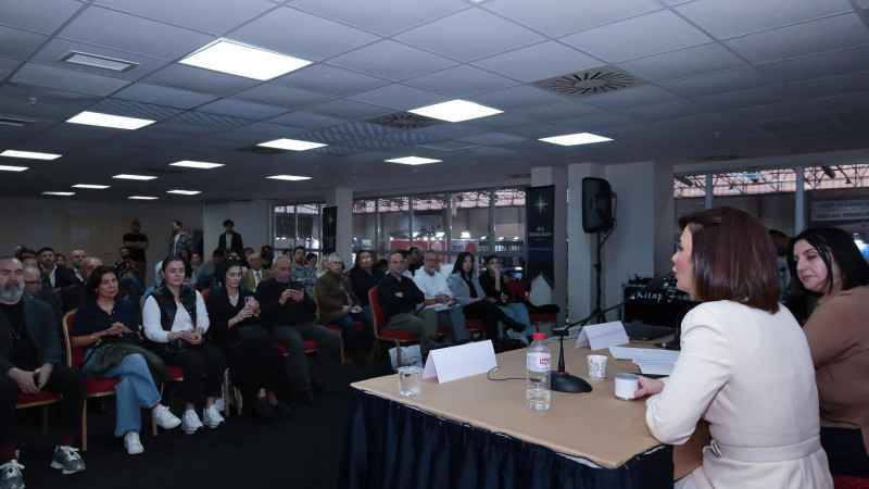 Fulya Nacar Kitap Fuarında imza dağıtıp söyleşi yaptı
