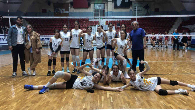 ADANA GENÇ İSTİKLAL VOLEYBOL KULÜBÜ MİDİ KATEGORİSİNDE İL ÜÇÜNCÜSÜ OLDU