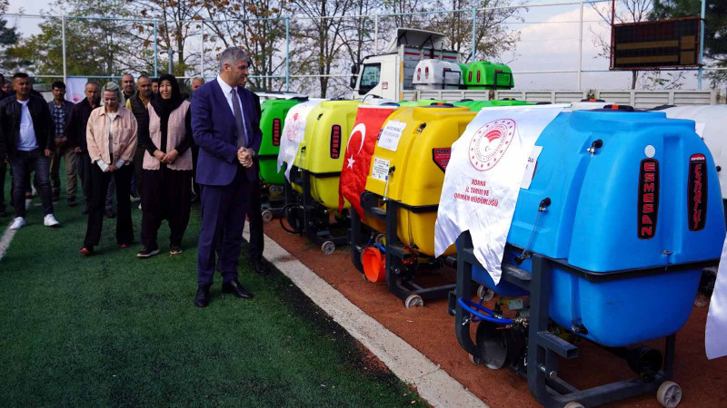 ALADAĞ'DA ÜRETİCİLERE YÜZDE 70 HİBELİ İLAÇLAMA MAKİNESİ DAĞITILDI