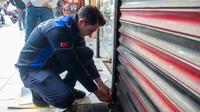 SEYHAN’DA HİJYEN KURALLARINA UYMAYAN İŞ YERİ MÜHÜRLENDİ