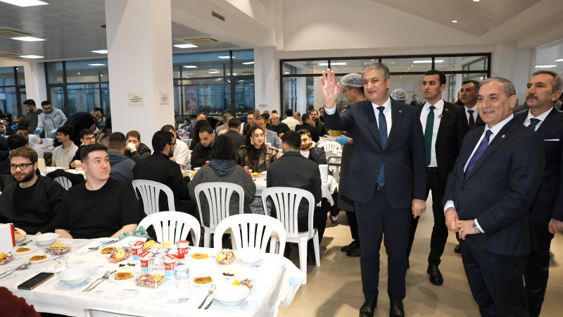 VALİ YAVUZ, ÜNİVERSİTE GENÇLERİYLE İFTAR PROGRAMINDA BULUŞTU