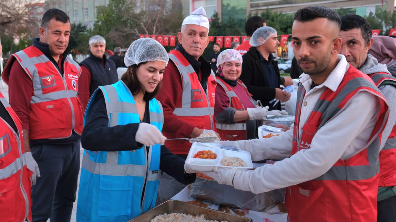 BİNLERCE CEYHANLI CUMHURİYET MEYDANI’NDA İFTARDA BULUŞTU