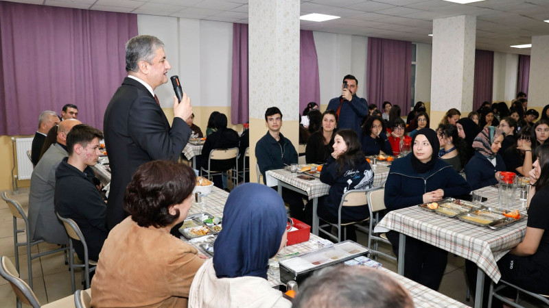 VALİ YAVUZ ADANA FEN LİSESİ ÖĞRENCİLERİYLE İFTARDA BİR ARAYA GELDİ