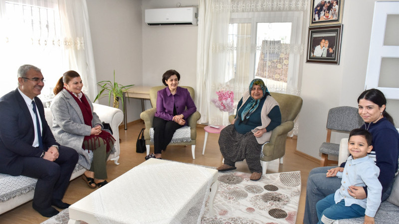 VALİ YAVUZ’UN EŞİ SÜREYYA HANIM ŞEHİT AİLELERİNİ ZİYARET ETTİ