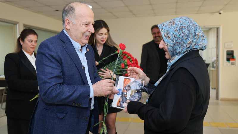 BAŞKAN DEMİRÇALI’DAN KADIN PERSONELE 8 MART ZİYARETİ
