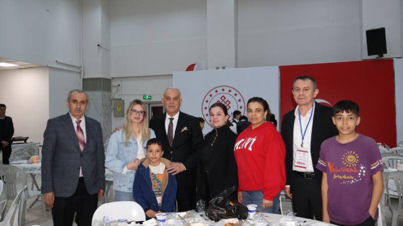 BAŞKAN KANLI, İFTARDA VATANDAŞLARLA BİR ARAYA GELDİ