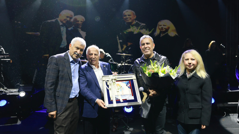 YAĞMUR ALTINDA HALUK LEVENT COŞKUSU