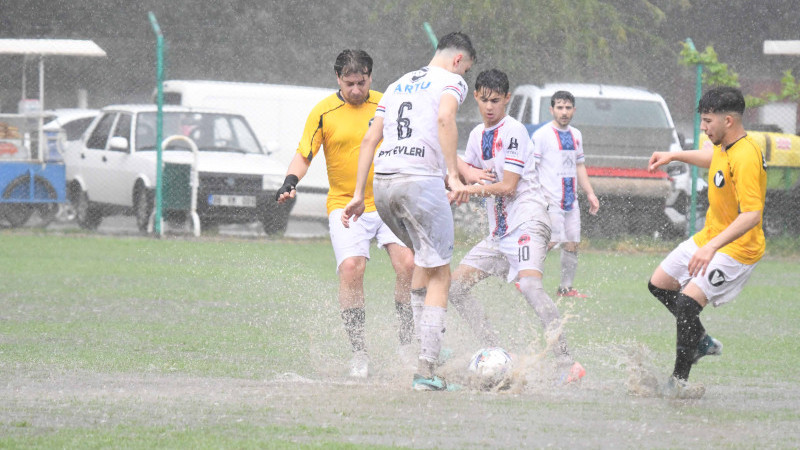 SAĞANAK YAĞMUR 28. DAKİKADA MAÇI TEHİR ETTİRDİ