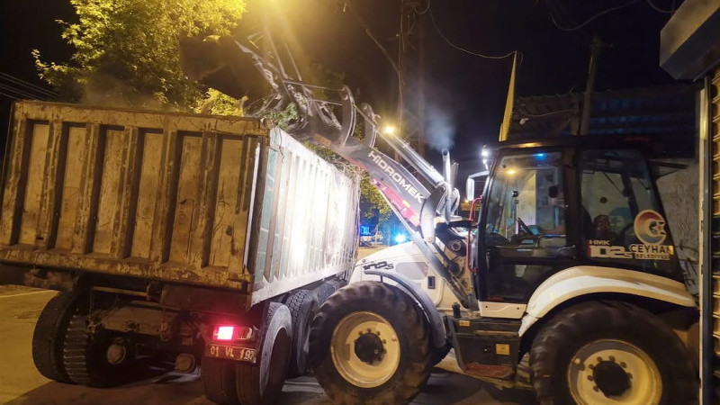 CEYHAN BELEDİYESİ’NDEN BEŞ MAHALLEDE GECE MESAİSİ